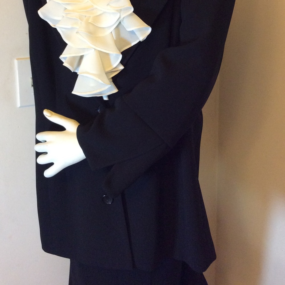 NWOT BLACK GORGEOUS LINED SUIT - Picture 4 of 8